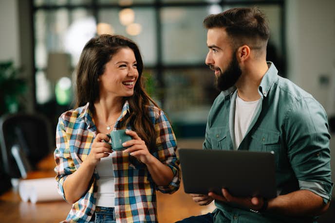 会話中に目をそらさない女性の6つの心理 脈ありを確実に見分ける方法とは Smartlog 会話中に目をそらさない女性の6つの心理 脈ありを確実に見分ける方法とは Smartlog