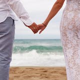 デート中に手を繋ぐ女性の4つの心理。拒否さ...