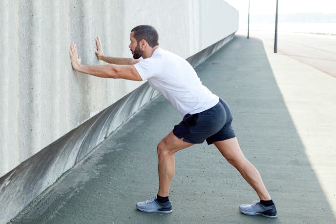 男性が太もも痩せするためにおすすめなストレッチメニュー3. アキレス腱伸ばし