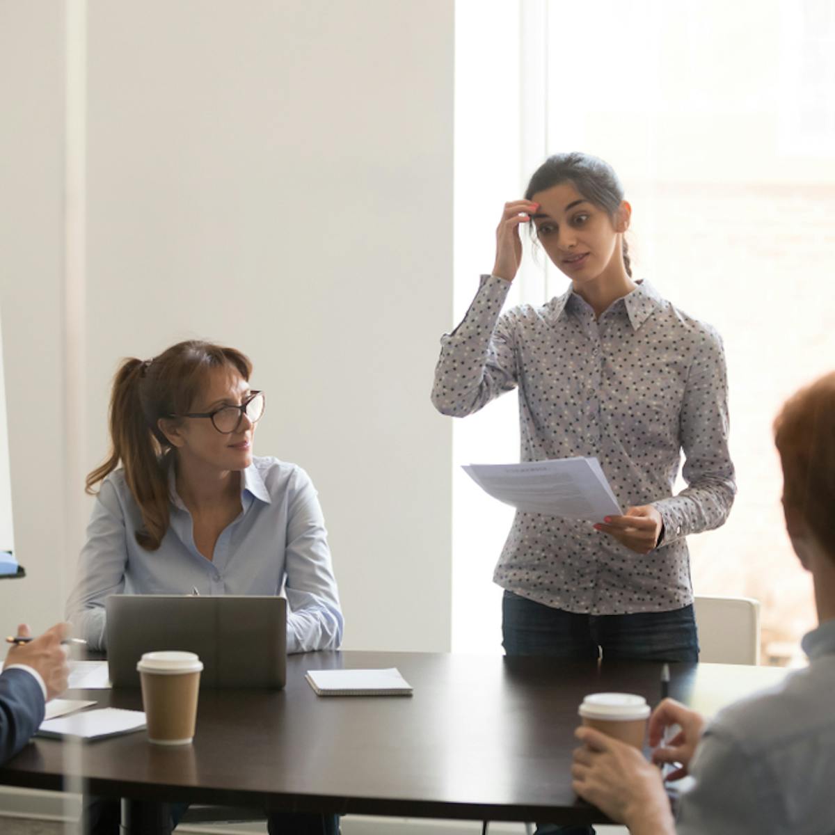 人前で緊張しない方法とは 声が震えるのを防いであがり症を改善するコツを大公開 Smartlog 人前で緊張しない方法とは 声が震えるのを防いであがり症を改善するコツを大公開 Smartlog