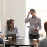 人前で緊張しない方法とは?声が震えるのを防いであがり症を改善するコツを大公開