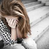 劣等感が強い人の特徴。他人より自分が劣っていると感じる原因とは?