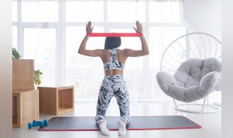 タオルを使った肩甲骨のストレッチ。...
