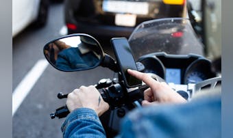バイク乗りにおすすめのアプリ13選。ツーリングで役立つ人気アプリを大公開