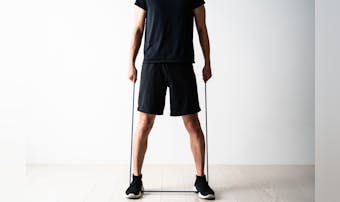 広背筋のチューブトレーニング。背中...