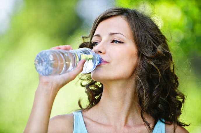 ダイエットのために水を飲む女性
