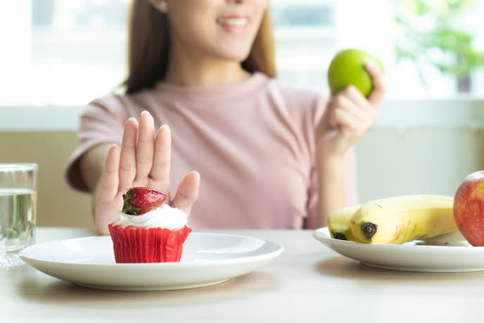 ダイエットのために糖質を制限する女性
