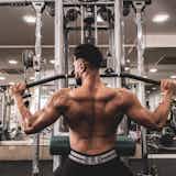 広背筋上部に効果的な筋トレ｜背中を鍛えるトレーニングメニューとは？