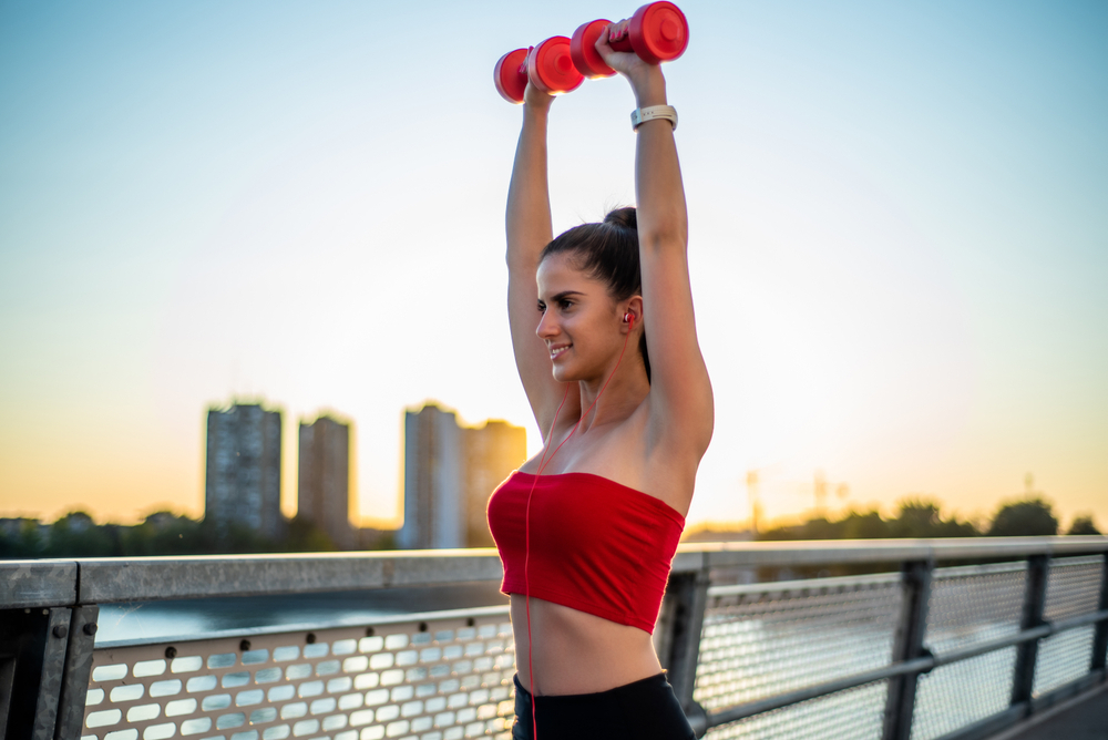 朝に運動するメリット。朝ダイエットの効果や痩せるトレーニング方法を解説！