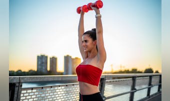 朝に運動するメリット｜朝ダイエットの効果や痩せるトレーニング方法を解説！