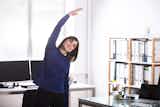 オフィスで出来る簡単ストレッチ10選。首こりや腰痛を解消する体操とは？