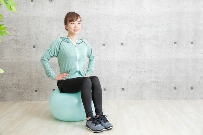 バランスボールの腰痛改善メニュー 誰でも手軽にできる効果的で簡単なトレーニングとは Smartlog バランスボールの腰痛改善メニュー 誰でも手軽にできる効果的で簡単なトレーニングとは Smartlog