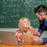 先生と生徒の恋愛ってアリ?女子高校生が教師...