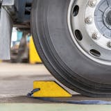 タイヤ止めのおすすめ13選。駐車で役立つタ...