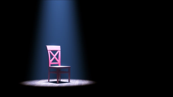ライトに照らされた椅子.jpg