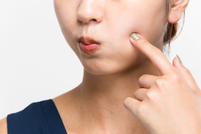 顔のたるみを取る方法 たるむ原因 改善するエクササイズメニューを解説 Smartlog