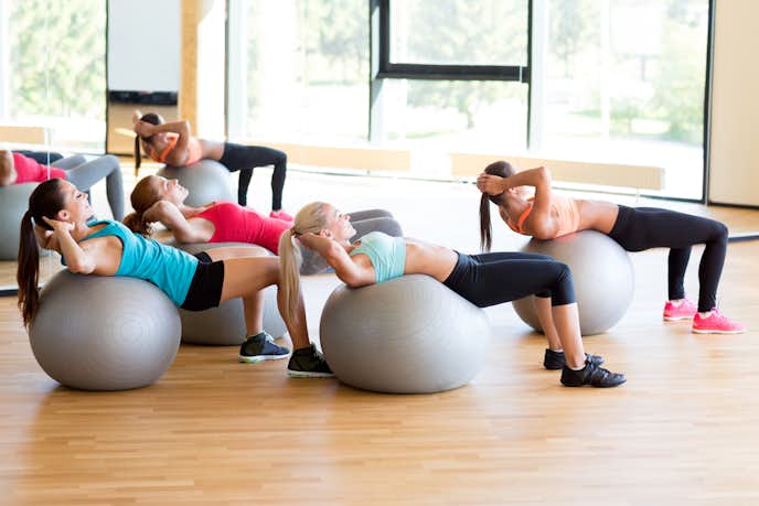 バランスボールを使った腰痛改善メニュー_誰でも出来る簡単なトレーニング方法とは