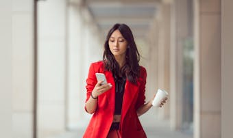 自立した女性の魅力とは?精神的に自...