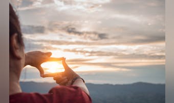 未来に「希望がない」と感じる理由。...
