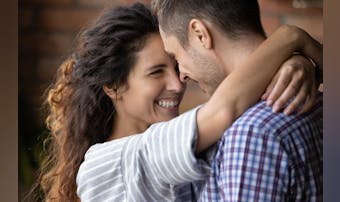 カップルにおけるスキンシップの段階とは 恋人と付き合ってから触れ合う順序を大公開 Smartlog カップルにおけるスキンシップの段階とは 恋人と付き合ってから触れ合う順序を大公開 Smartlog