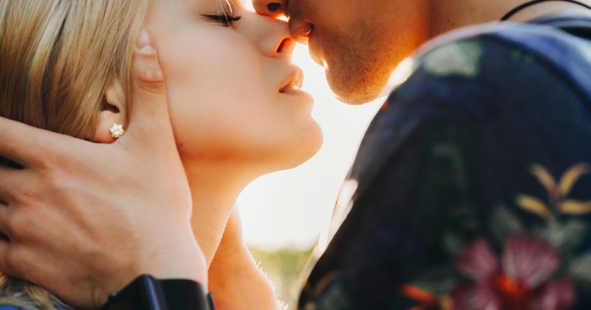 付き合う前にキスをしたがる男性の心理とは 自分が本命の女か見分ける方法を解説 Smartlog 付き合う前にキスをしたがる男性の心理とは 自分が本命の女か見分ける方法を解説 Smartlog