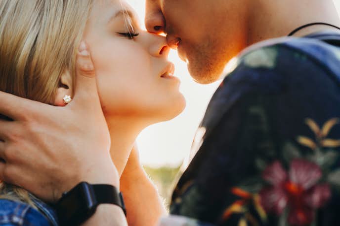 付き合う前にキスする男性心理とは？