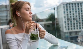 泣きたい時に聞く曲25選 悲しく切ない時に聴くと落ち着く 泣ける歌 とは Smartlog 泣きたい時に聞く曲25選 悲しく切ない時に聴くと落ち着く 泣ける歌 とは Smartlog