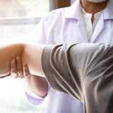 胸椎伸展ストレッチのやり方。肩こりや猫背を予防・改善するメニューを紹介!