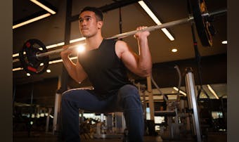 巻き肩を改善する筋トレメニュー。巻...