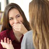 口に手を当てる人の心理とは?口元を隠す癖がある男女の本音を大公開