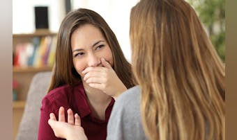 口に手を当てる人の心理とは?口元を...