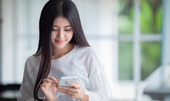 無意識に目で追う女性心理とは?特定...