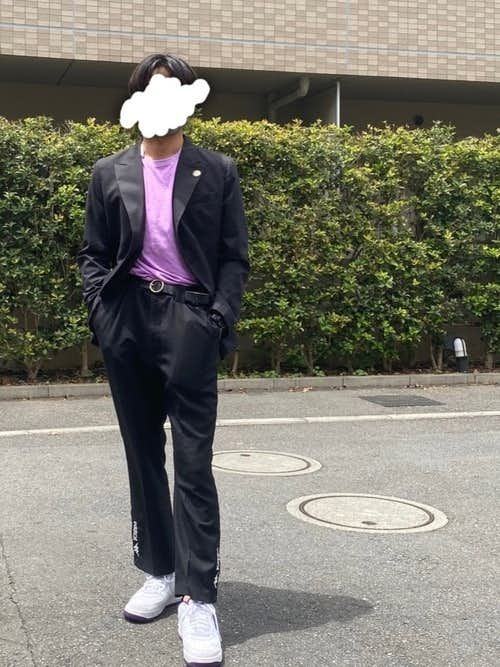 黒ジャケット×パープルTシャツのコーデ.jpg