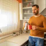 オレンジニットのメンズコーデ特集。差し色にも重宝するおしゃれな着こなし術