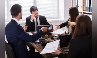 態度がでかい人の特徴とは 職場にいる偉そうな人の対応方法を解説 Smartlog