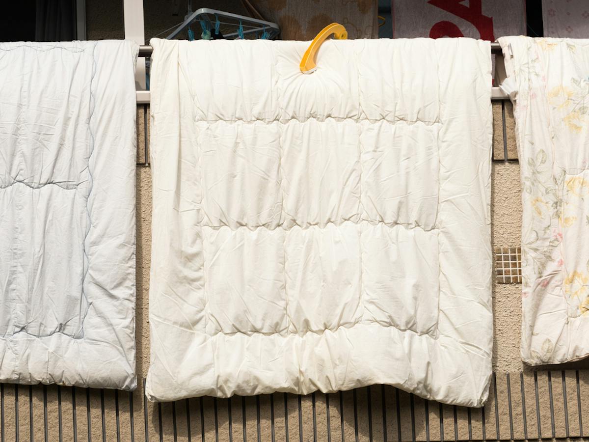 布団干しシートのおすすめ7選｜汚れを気にせず寝具を干せる人気商品を 