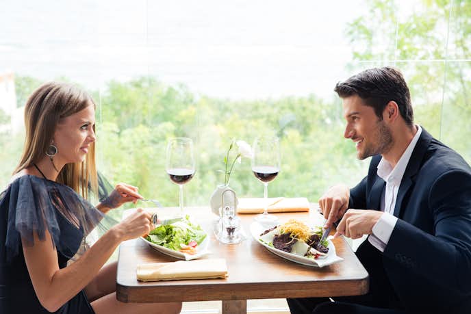 浮気じゃないの 彼女がいるのに他の女とご飯に行く彼氏の男性心理とは Smartlog