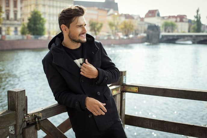 ステンカラーコートの着こなし方とは おしゃれなメンズコーデ術を徹底ガイド Smartlog ステンカラーコートの着こなし方とは おしゃれなメンズコーデ術を徹底ガイド Smartlog