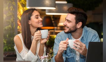 付き合ってない女性からハグされた 抱きつかれた時の男性心理とは Smartlog 付き合ってない女性からハグされた 抱きつかれた時の男性心理とは Smartlog