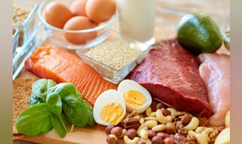 タンパク質が多い食品15選|コンビ...