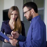 職場の上司が好きな部下にとる態度とは?好意...