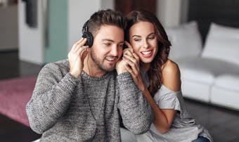 泣きたい時に聞く曲25選 悲しく切ない時に聴くと落ち着く 泣ける歌 とは Smartlog 泣きたい時に聞く曲25選 悲しく切ない時に聴くと落ち着く 泣ける歌 とは Smartlog