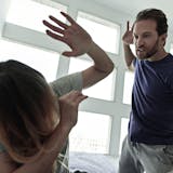 「旦那が物に当たって怖い…」モノに八つ当た...