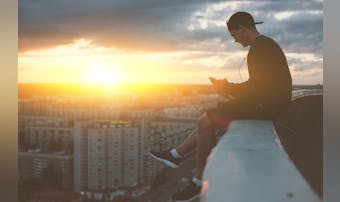 泣きたい時に聞く曲25選 悲しく切ない時に聴くと落ち着く 泣ける歌 とは Smartlog 泣きたい時に聞く曲25選 悲しく切ない時に聴くと落ち着く 泣ける歌 とは Smartlog