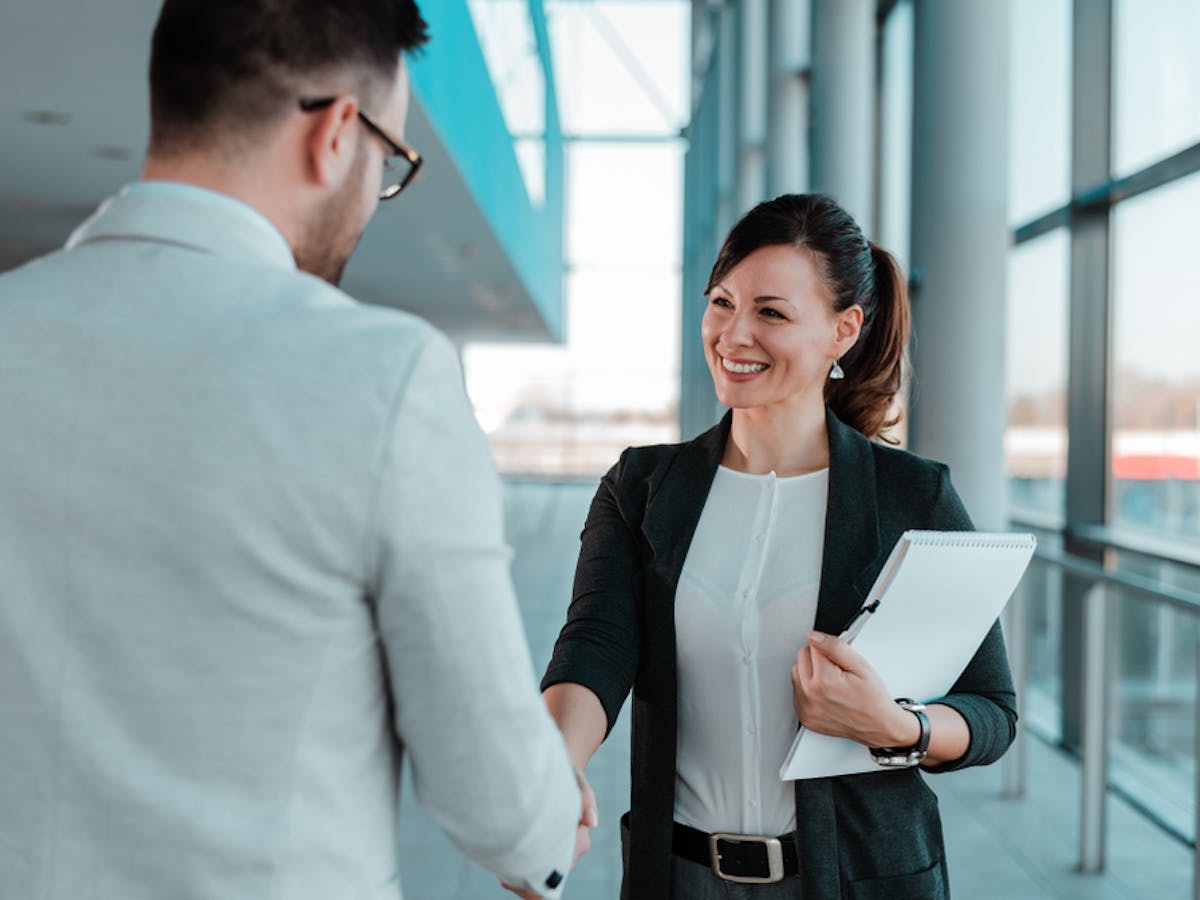 視線を感じるのに話しかけてこない男性への対処法 好意の有無 男の本音も解説 Smartlog 視線を感じるのに話しかけてこない男性への対処法 好意の有無 男の本音も解説 Smartlog