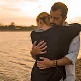 きつく抱きしめる男性心理とは。力強くハグされたら、女性はどう対応すべき?