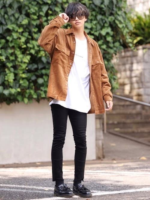 メンズ韓国ファッションコーデ. 大きめシャツ×細身のアンクル丈パンツ×黒ローファー