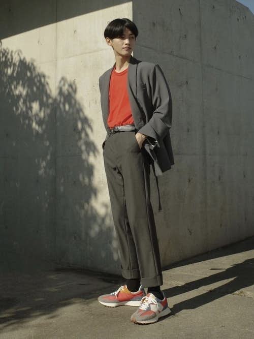メンズ韓国ファッションコーデ. 大きめのジャケット×アンクル丈のスラックス×スニーカー