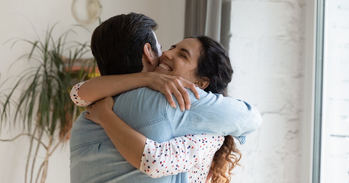 ハグされたい と思う女性心理とは 好きな人に 抱きしめたい と思わせるコツを解説 Smartlog ハグされたい と思う女性心理とは 好きな人に 抱きしめたい と思わせるコツを解説 Smartlog