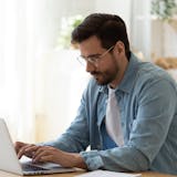 仕事が忙しい彼氏の心理とは?多忙な彼にとっ...